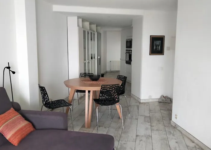 Beachfront With Sea Views & Private Parking Appartement *