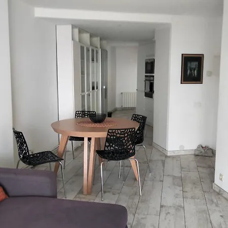 Beachfront With Private Parking Apartment *