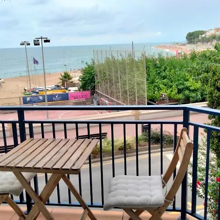 Beachfront With Private Parking Apartment