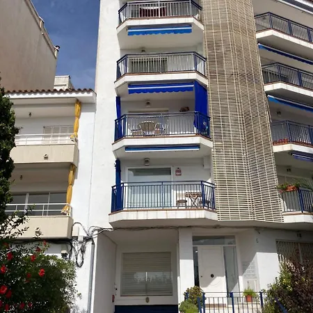 Beachfront With Sea Views & Private Parking *