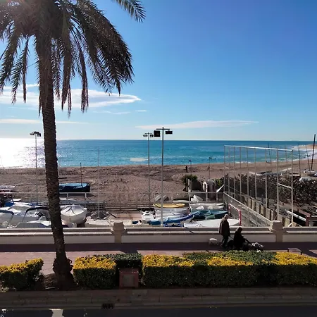 Beachfront With Sea Views & Private Parking Appartamento *